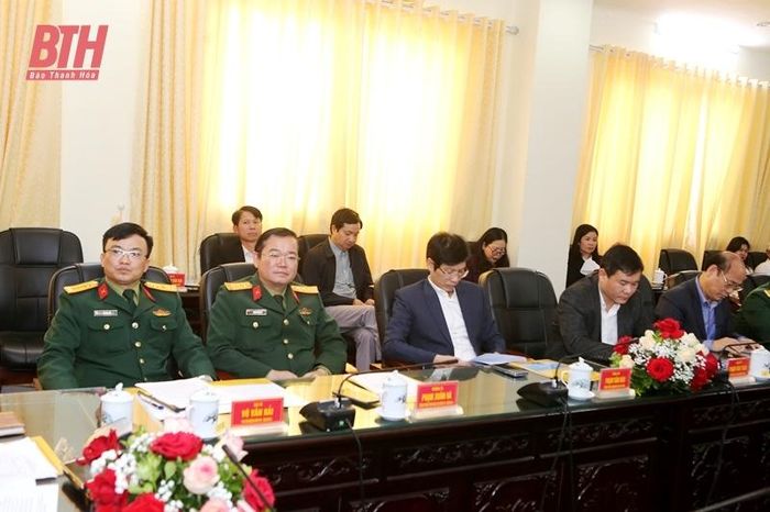 Đại tá Võ Văn Hải, Phó Chủ nhiệm Chính trị Quân khu 4 và các đại biểu dự buổi gặp mặt.