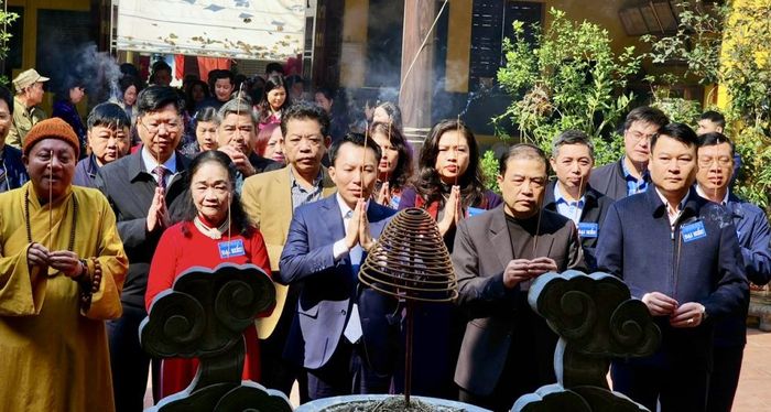 Các đại biểu dâng hương khai hội chùa Phố Cũ.