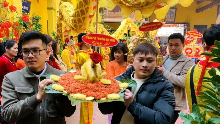 Nhân dân các tổ dân phố trên địa bàn phường Hợp Giang đến chùa dâng lễ.