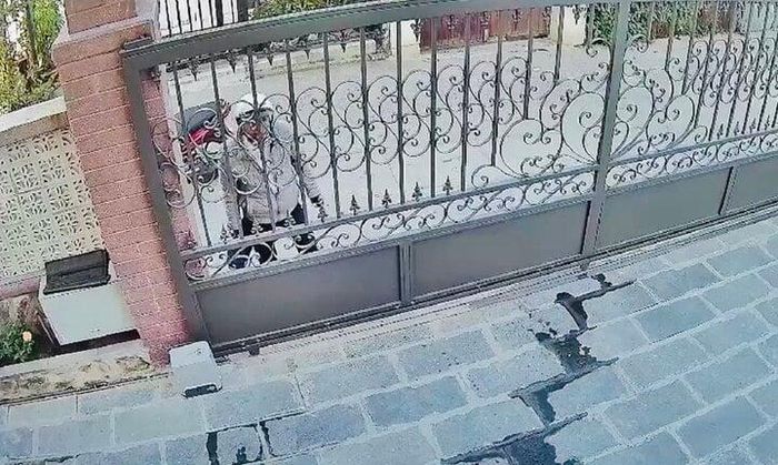 Đối tượng lạ mặt còn thu phí của người dân 120.000 đồng. (Ảnh cắt từ clip)