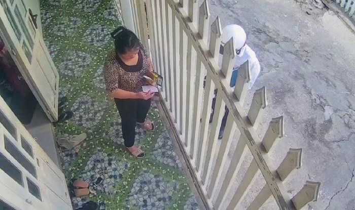 Người lạ mặt giả danh cán bộ phường để bán thuốc phòng dịch. (Ảnh cắt từ clip)