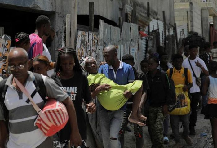 Người dân Port-au-Prince tìm đường lánh nạn.