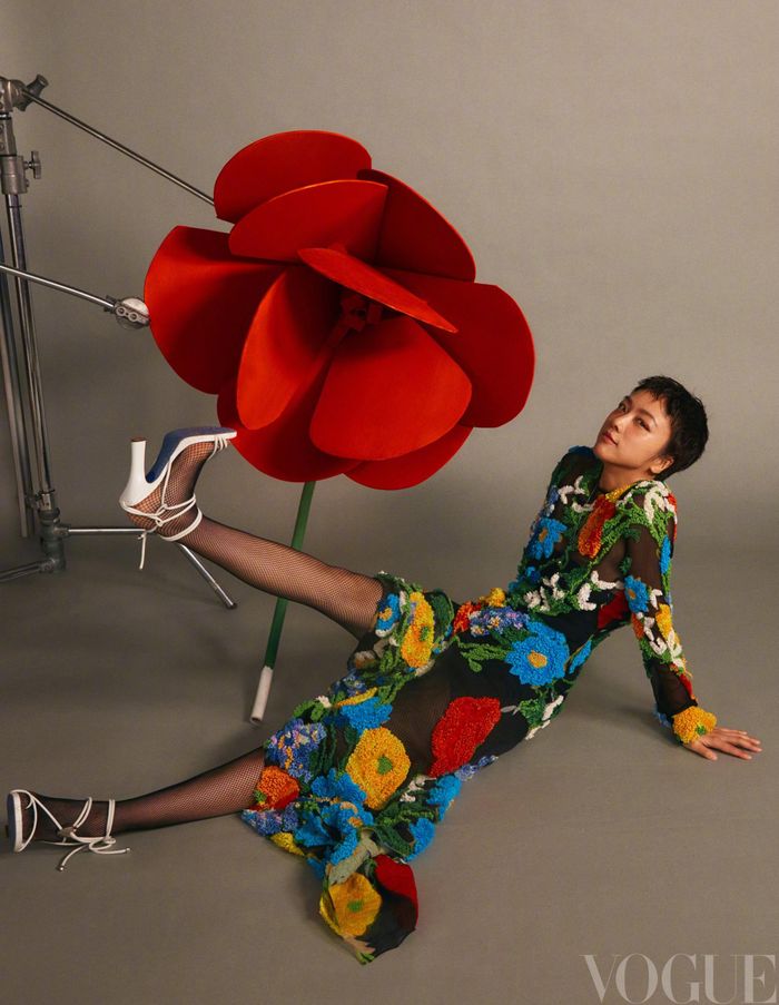 Song cũng không ít người hâm mộ nhận xét kiểu tóc ngắn không phù hợp Thang Duy. Từ trước tới nay, diễn viên theo đuổi phong cách thời trang thanh lịch, sang trọng với mái tóc dài. "Lần đầu tiên thấy Thang Duy để kiểu tóc này, hơi lạ lẫm"; "Tôi hy vọng đây chỉ là mái tóc giả. Nhìn không hợp với minh tinh"; "Kiểu tóc và phong cách trang điểm này không thuộc về Thang Duy"... là những bàn luận từ công chúng.