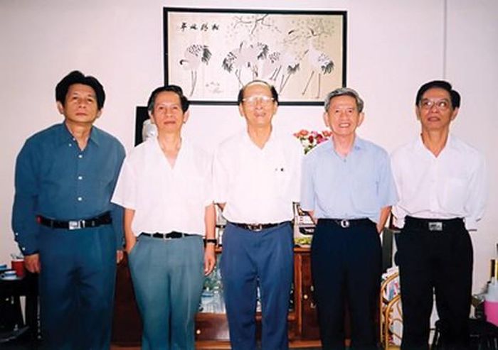 Năm anh em (trái qua): Mai Quốc Liên, Mai Thúc Long, Mai Thúc Luân, Mai Thúc Lân và Mai Thành Bang (anh chụp tháng 1/2001)