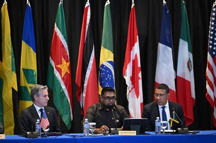  Tổng thống Guyana, Irfaan Ali (ngồi giữa) là người đã thông báo với truyền thông về quyết định từ chức của tổng thống Ariel Henry - Ảnh: Aran News 