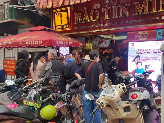 Người dân xếp hàng tràn ra ngoài vỉa hè tại một cửa hàng vàng trên phố Trần Nhân Tông (Hai Bà Trưng, Hà Nội).