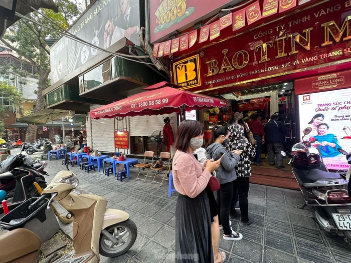 Chiều 12/3, khách vẫn xếp hàng chờ bán.
