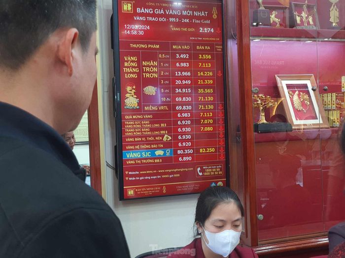 Lực bán ra mạnh, phiên giao dịch chiều 12/3, bảng giá doanh nghiệp vàng điều chỉnh giảm giá vàng.