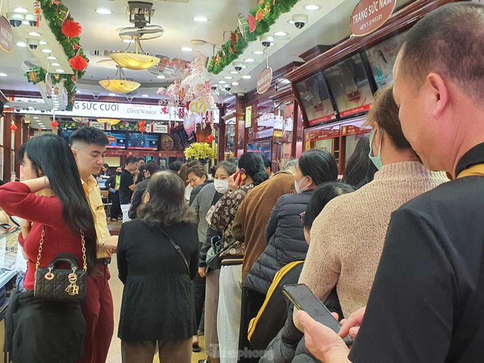 Đa số khách đến bán ra cả vàng miếng, vàng nhẫn.