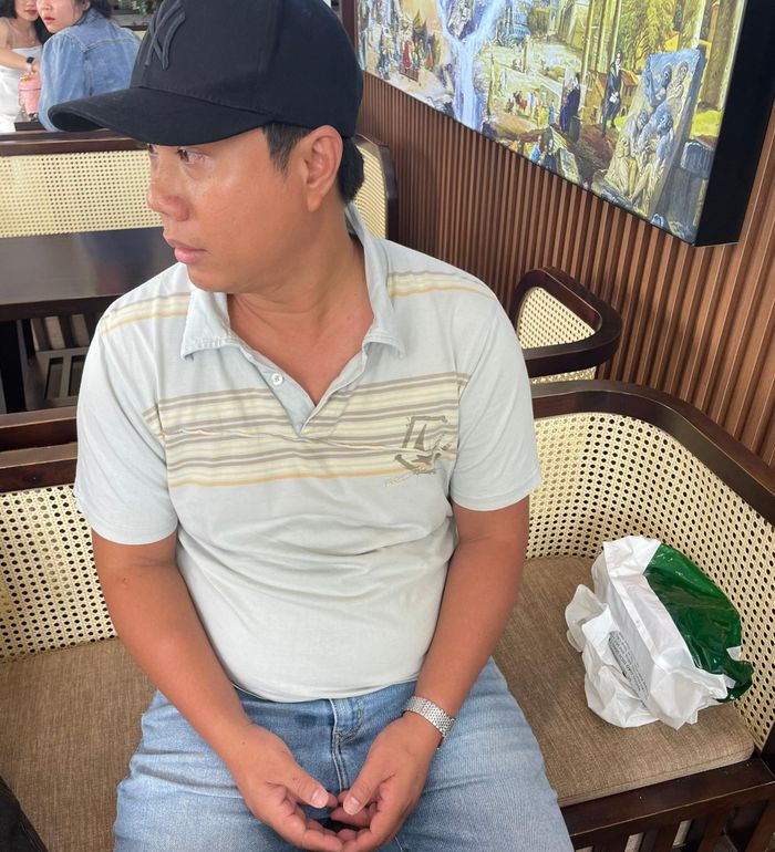 Đối tượng Phạm Phú Hoàng Duy bị công an bắt tại quán cà phê cùng tang vật. Ảnh: CACC.