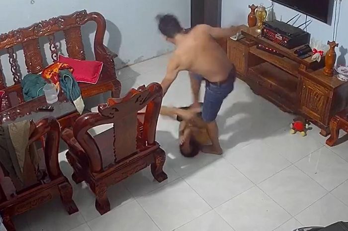 Bé trai liên tục bị cha dượng đánh đập - Ảnh cắt từ clip