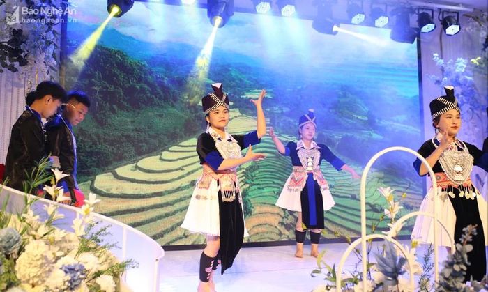  Nhiều tiết mục văn nghệ trong đêm giao lưu mang đậm bản sắc của đồng bào dân tộc huyện miền núi Kỳ Sơn. Ảnh: Mỹ Hà 