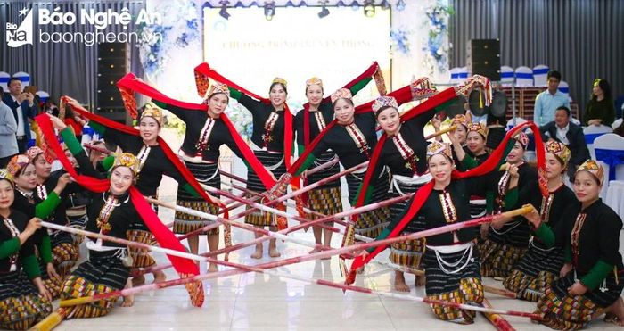  Tiết mục múa sạp trong đêm giao lưu. Ảnh: Mỹ Hà 
