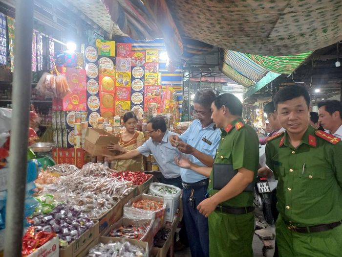 Lực lượng Quản lý thị trường TP. Cần Thơ phối hợp với các lực lượng chức năng kiểm tra, kiểm soát thị trường.