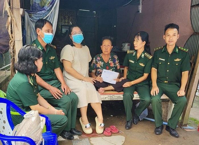 Hội Phụ nữ Bộ đội Biên phòng tỉnh phối hợp Hội Liên hiệp Phụ nữ xã Thường Phước 1, huyện Hồng Ngự trao quà trong Chương trình “Hũ gạo tình thương” cho phụ nữ có hoàn cảnh khó khăn