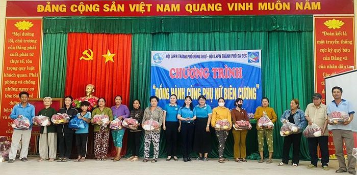 Hội Liên hiệp Phụ nữ TP Hồng Ngự phối hợp trao quà cho các hộ gia đình có hoàn cảnh khó khăn từ Chương trình “Đồng hành cùng phụ nữ biên cương”