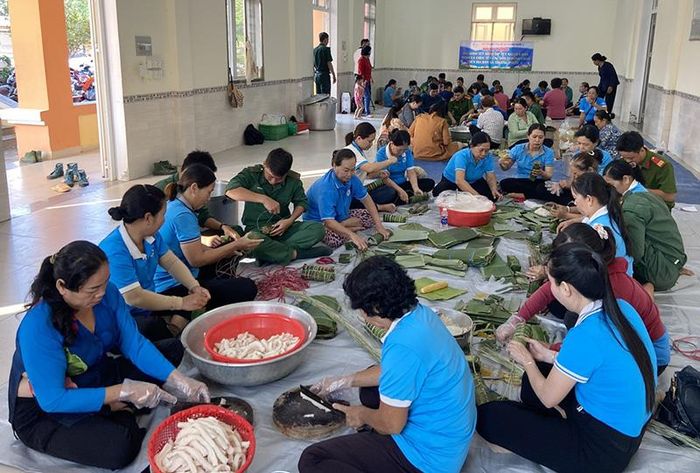 Bộ Chỉ huy Bộ đội Biên phòng tỉnh phối hợp Hội Liên hiệp Phụ nữ tỉnh tổ chức gói báng tét tặng người dân có hoàn cảnh khó khăn trong Chương trình “Xuân biên giới - Tết yêu thương”