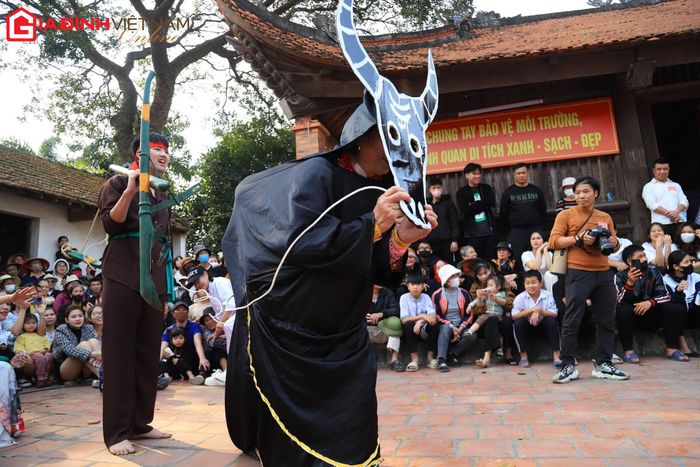 Phần thi "thi cày” trên sân gạch đòi hỏi hai người đóng giả trâu và người cày cũng như người dẫn đường phải hết sức thông minh và khéo léo.