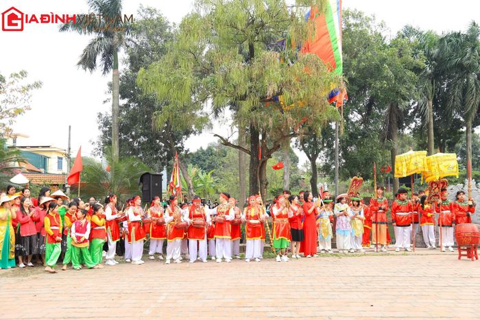 Cuối cùng, dân làng tổ chức múa hát mừng cho đôi trai tài gái sắc đã nên duyên. Lễ hội là dịp để dân làng và du khách các nơi có dịp ôn lại truyền thống lịch sử, giúp cho các thế hệ nhất là thế hệ trẻ có một tình yêu quê hương đất nước trong sáng