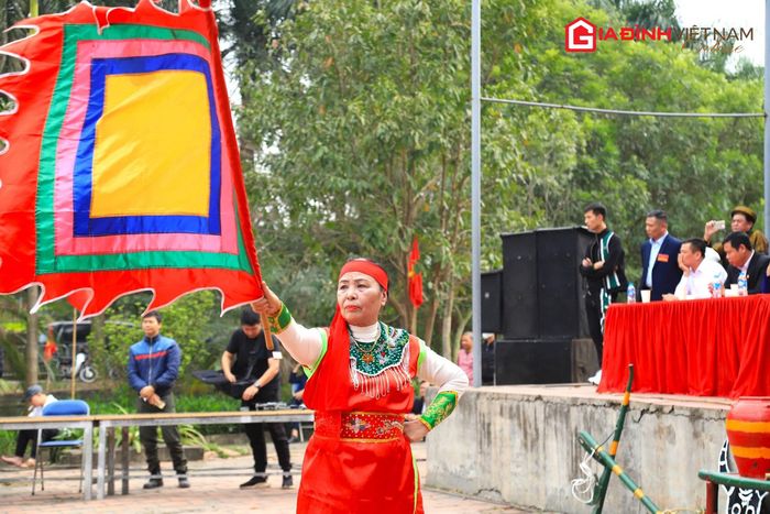 Sau đó bà Lê Hoa chiêu mộ quân sĩ ở các nơi và về Đường Yên làm lễ khao quân vào ngày 25 tháng chạp. Sau khi Hai Bà Trưng thắng trận lên ngôi vua, hai bà phong tước cho bà Lê Hoa là “Nữ sử anh phong”, “Tuệ tĩnh phu nhân”.
