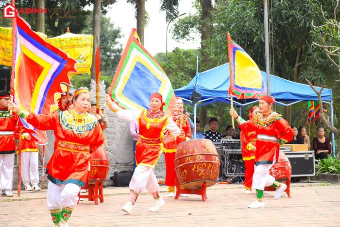 Theo truyền thuyết dân gian và thần phả của đình thì bà Lê Hoa là một danh tướng của Hai Bà Trưng và là người có công chữa bệnh cho dân làng Đường Yên được dân làng tôn vinh thờ phụng. Chuyện kể rằng khi Hai Bà Trưng phất cờ khởi nghĩa đánh giặc Đông Hán (năm 40-43) thì ở làng Đường Yên có bà Lê Hoa (còn gọi là Ả Lự) tuổi 17-18 vẫn chưa lấy chồng, tình nguyện đi theo Hai Bà Trưng.