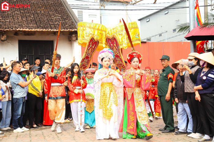 Ban tổ chức cho biết, trước khi diễn ra lễ hội kén rể khoảng một tháng thì các thành viên trong làng đã chuẩn bị và tập luyện công phu. Việc chọn người tham gia được tiến hành kỹ lưỡng. Người đóng vai mẹ của đức Thánh bà Lê Hoa (tức “Mẫu Bà”) phải là người đẹp song toàn, gia đình ổn định. Còn hai chàng rể và người đóng vai đức Thánh bà phải là trai thanh gái lịch, chưa có gia đình.