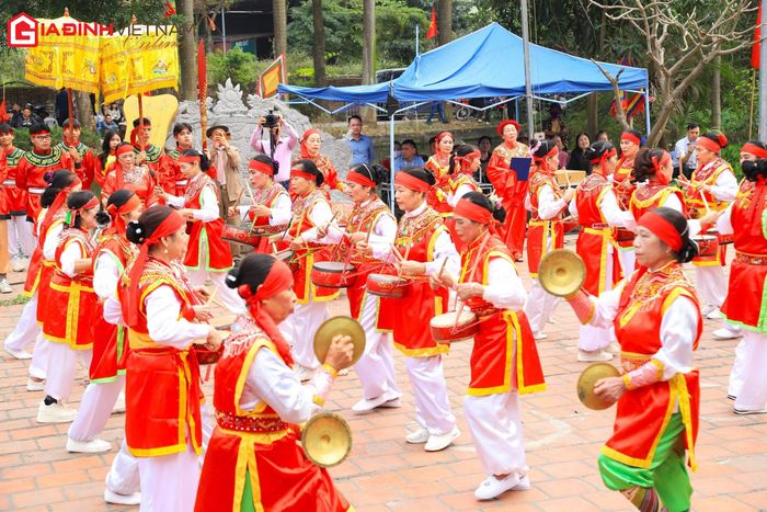 Khi đất nước thanh bình bà Lê Hoa vinh qui bái tổ về làng Đường Yên thì “kiếm gươm vứt bỏ lại hiền như xưa”. Vì là nữ tướng nên khi nước nhà không còn khói lửa đao binh thì phải làm tròn bổn phận của người con gái là đi lấy chồng. Và lễ hội “kén rể” ra đời từ đó.