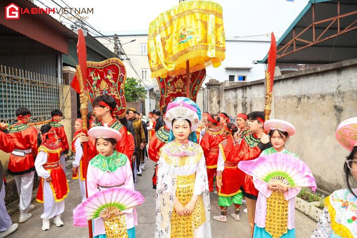 Lễ kén rể được chia làm hai phần, gồm phần lễ và phần hội. Phần lễ chính là đám rước trọng thể đưa thần hoàng làng từ đền về đình tế lễ. Trong khi đó, phần hai gồm nhiều trò chơi dân gian tái hiện ở vùng trung du và đồng bằng Bắc bộ. Ở phần thi kén rể sẽ tái hiện 3 trò chơi thể thử tài đối với những chàng rể.