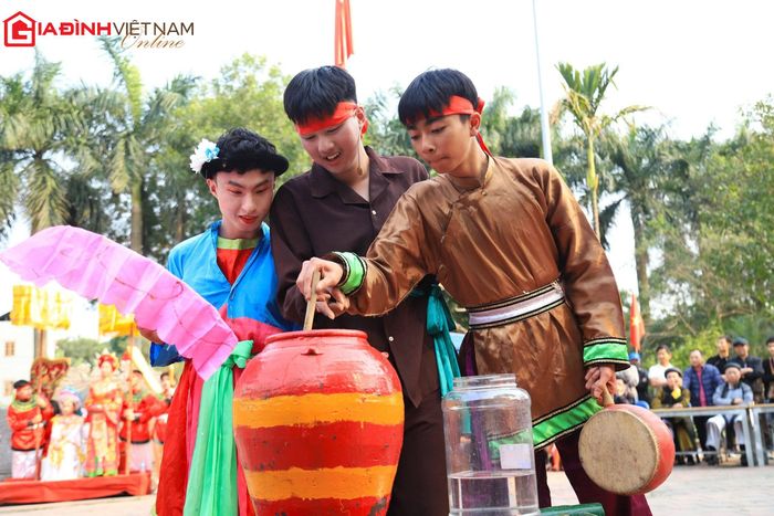 Ở phần thi cuối cùng là "bắt chạch" trong chum tạo ra nhiều tiếng cười nhất với người dân cũng như du khách.