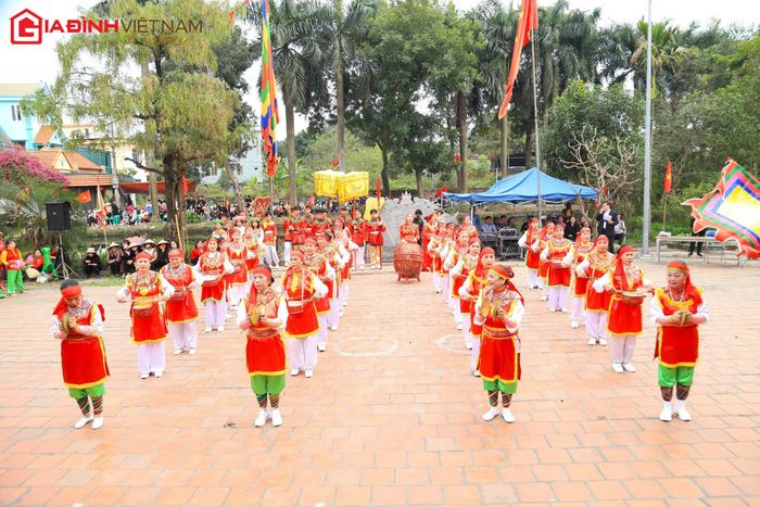 Đúng 14 giờ, Lễ hội được diễn ra với mở màn là màn biểu diễn trống hội tỏng sự náo nhiệt và hào hứng của người dân thôn Đường Yên.