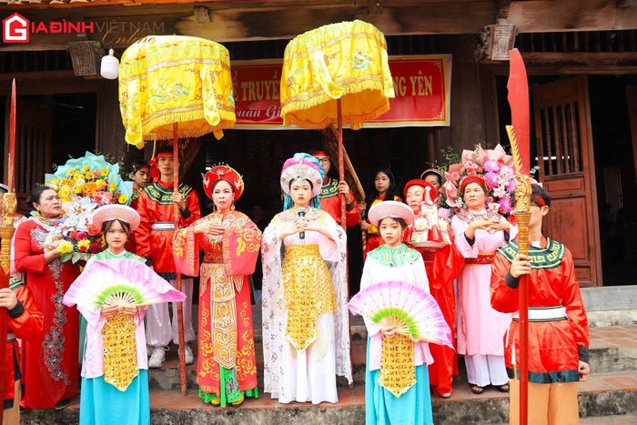 Các bậc cao niên trong làng dâng lễ lên Thành Hoàng Làng trước khi lễ hội kén rể diễn ra.