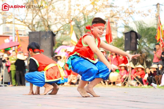Phàn thi "câu ếch" - người đóng giả làm ếch là các em nhỏ. Ban giám khảo sẽ chấm điểm cao cho những “chú ếch” nhảy khỏe, nhảy nhanh. Ngoài ra, phần thi chó trên chõng, người nào chọc chó kêu to, người đó thắng cuộc năm 2023 không tổ chức.