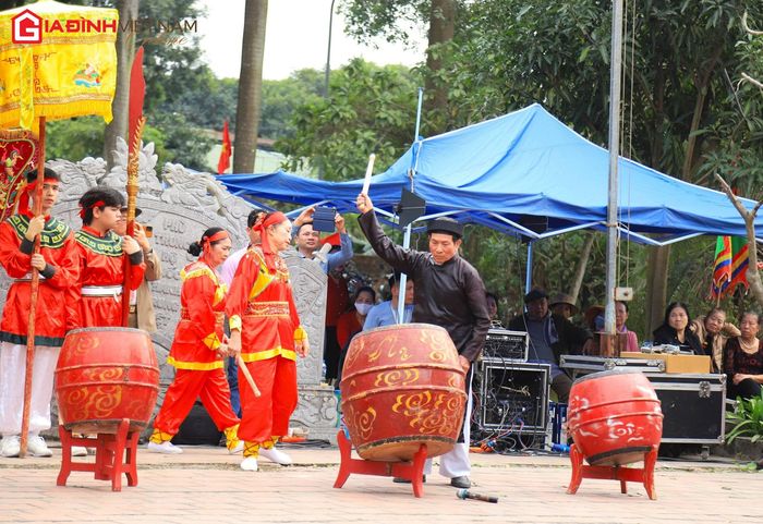 Một thành viên trong ban giám khảo cho biết, từ xưa truyền lại thì lễ hội kén rể có những phần thi trong lễ kén rể tái hiện những công việc thường ngày của cư dân lúa nước, gửi gắm trong đó những ước vọng về một cuộc sống ấm no, mùa màng tươi tốt.
