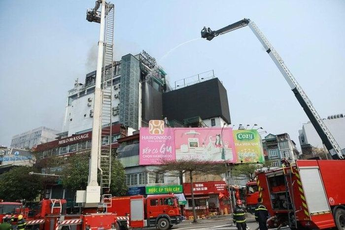 Đội Cảnh sát PCCC&CNCH, Công an TP Hà Nội điều gần 10 xe cứu hỏa và hàng chục cán bộ, chiến sĩ đến hiện trường dập lửa, cứu hộ.