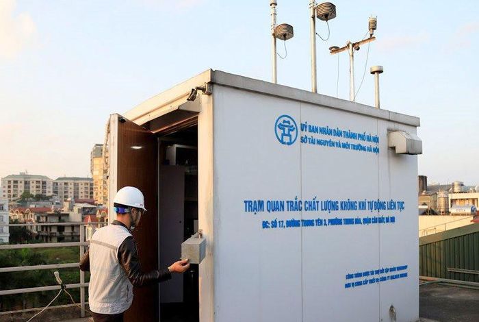 Vận hành Trạm quan trắc chất lượng không khí tại quận Cầu Giấy. Ảnh: Minh Quân