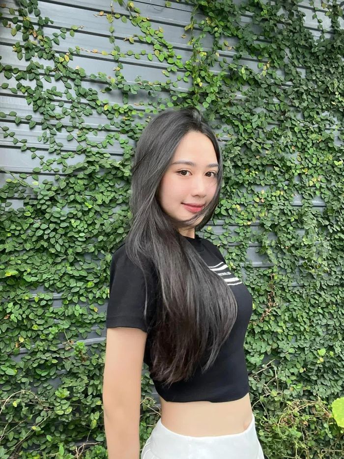  Kim Ngân kém bạn trai 8 tuổi. Cô hiện là người mẫu tự do, sống ở Cần Thơ. Thời gian qua, Kim Ngân đồng hành với bạn trai trong các sự kiện, show âm nhạc. Trên trang cá nhân, cô thường cập nhật những hình ảnh đời thường, công việc. Kim Ngân có hình thể cân đối với khuôn mặt hài hòa, ưa nhìn. Ảnh: FB Mỹ Kim. 
