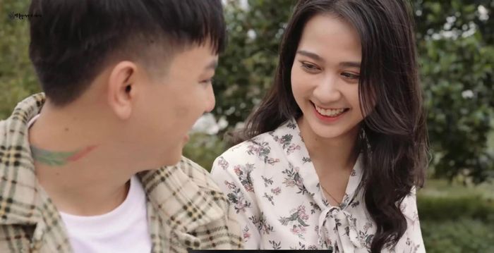  Nhiều ý kiến cho rằng từ sau khi có bạn gái, sự nghiệp của Hoài Lâm cũng có nhiều tiến triển. Anh đắt show ở nhiều phòng trà, chương trình âm nhạc ngoài trời. Nam ca sĩ dần lấy lại phong độ, tinh thần tốt và cho ra mắt nhiều sản phẩm âm nhạc. 