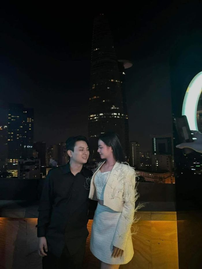  Sau 3 năm yêu kín tiếng, Hoài Lâm chính thức công khai hình ảnh bạn gái người mẫu. Anh đăng tải khoảnh khắc tình cảm bên Kim Ngân kèm chia sẻ ngọt ngào: "Hạnh phúc khi được bên em". Hình ảnh của cặp đôi nhanh chóng nhận được sự chú ý từ phía khán giả. Bạn gái của giọng ca Hoa nở không màu nhận được lời khen về vẻ ngoài trẻ trung, dễ thương. Ảnh: FB Lộc Tuấn Nguyễn. 