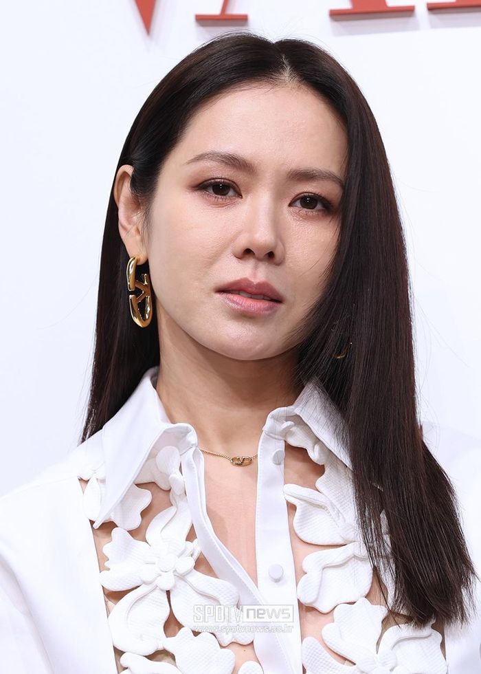  Phía công ty của Son Ye Jin cho biết minh tinh chú trọng tới sức khỏe sau khi sinh con. Cô dành nhiều thời gian nghỉ ngơi, tận hưởng khoảng thời gian hạnh phúc bên gia đình sau hơn 20 năm tập trung cho sự nghiệp. 