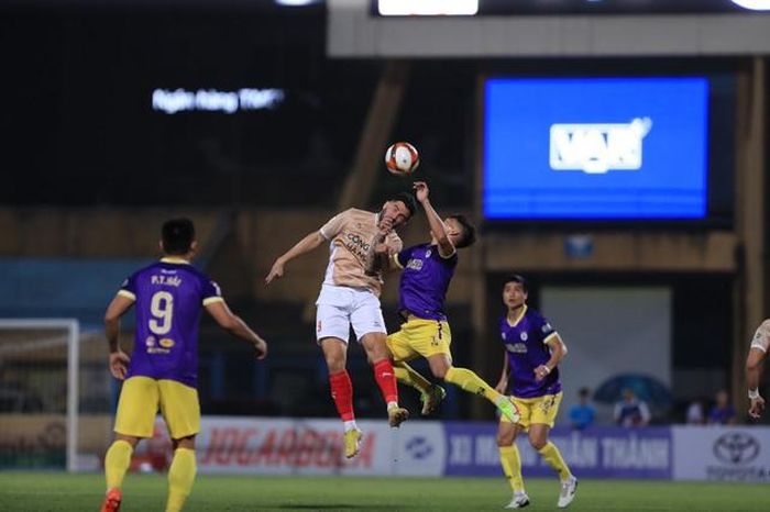 Trận đấu giữa Hà Nội FC và Công an Hà Nội trong khuôn khổ V-League 2023/24 trên sân Hàng Đẫy. Ảnh: Hoàng Linh