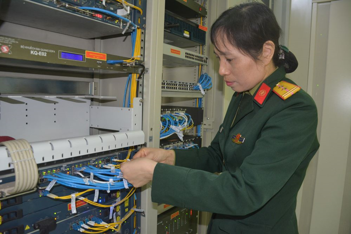 Nhân viên Trạm A10, Đại đội 2, Tiểu đoàn 77, Lữ đoàn Thông tin 205 kiểm tra tình trạng kỹ thuật hệ thống thông tin.