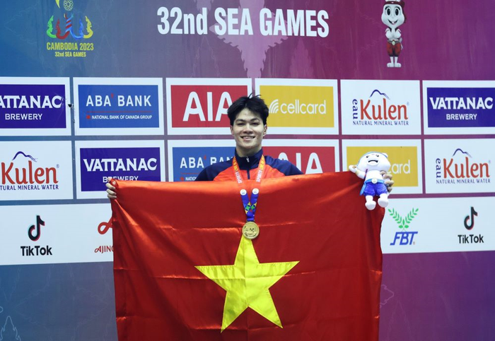  Trần Hưng Nguyên mừng tấm huy chương vàng tại SEA Games 32. Ảnh: QUÝ LƯỢNG