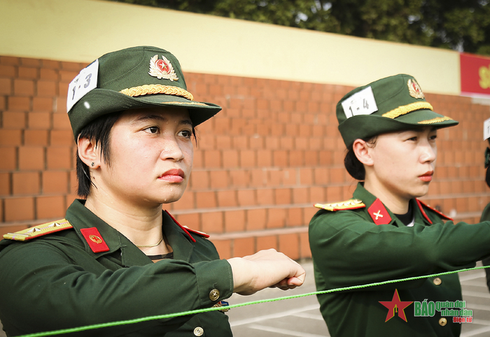 Nắng đầu mùa kéo những giọt mồ hôi lăn dài trên khuôn mặt nữ quân nhân. 