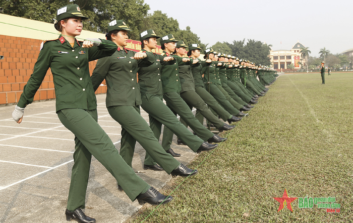 Khối nữ quân y thực hành luyện tập động tác ke tay, chân. 