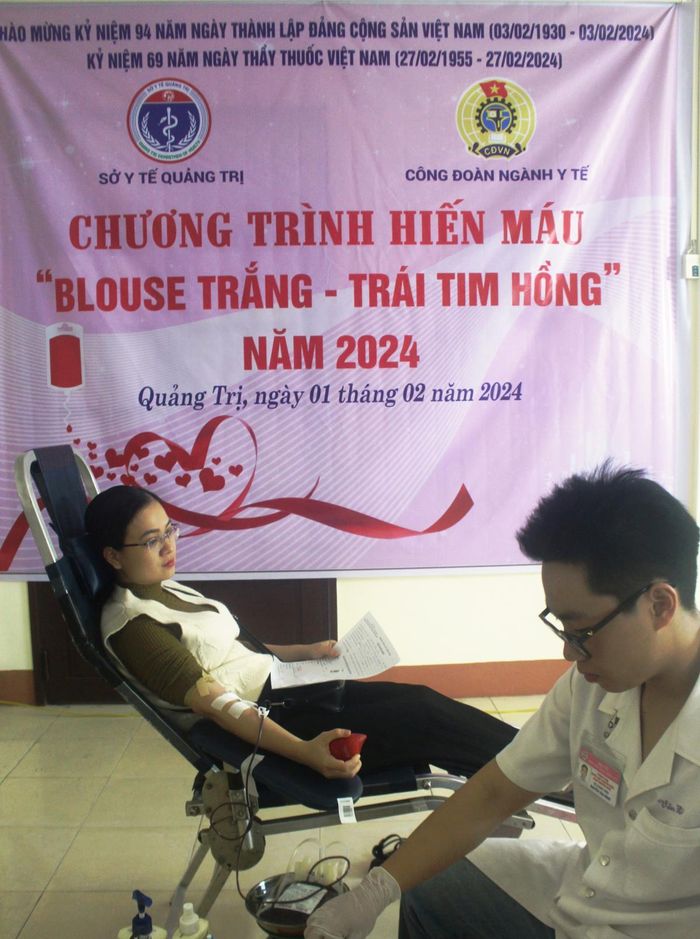Bác sĩ Lê Thị Châu Linh tình nguyện hiến máu tại Chương trình hiến máu Blouse trắng - Trái tim hồng.