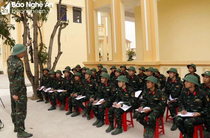  Thiếu úy Nguyễn Công Tuấn – Trung đội trưởng Trung đội Bộ binh 7, Đại đội Bộ binh 3 hướng dẫn cho các chiến sĩ mới tính năng, cấu tạo và cách giữ gìn trang bị vũ khí. Ảnh: Trọng Kiên 