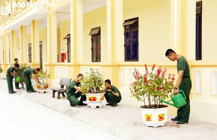  Sau những giờ học tập, rèn luyện các chiến sĩ mới thực hiện nhiệm vụ chăm sóc bồn hoa cây cảnh, tạo môi trường xanh, sạch, đẹp cho đơn vị. Ảnh: Trọng Kiên 