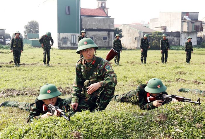  Trung sĩ Hà Tuấn Anh – Tiểu đội trưởng Tiểu đội 10, Trung đội 9, Đại đội 3 hướng dẫn các tân binh làm quen với súng, ngắm và bắn súng. Ảnh: Trọng Kiên 