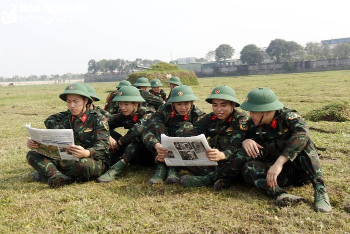  Phút giải lao của các tân binh ngay trên thao trường, bãi tập. Ảnh: Trọng Kiên 
