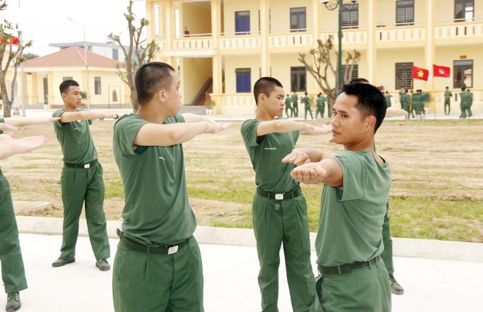  Đội ngũ cán bộ luôn tận tình chỉ bảo, hướng dẫn cho các chiến sĩ mới. Ảnh: Trọng Kiên 